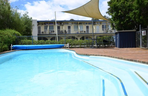 Capital Hill Apartment | Larger Studio Unit in Griffith with Free Wi-Fi + Parking
