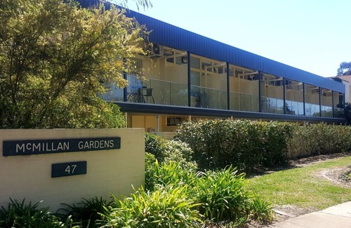 Capital Hill Apartment | Larger Studio Unit in Griffith with Free Wi-Fi + Parking