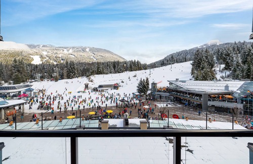 Whistler Village Apartment | Largest Mountain Facing Property in famous Carleton Lodge - 4 bedrooms!