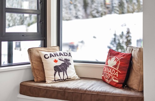 Whistler Village Apartment | Largest Mountain Facing Property in famous Carleton Lodge - 4 bedrooms!