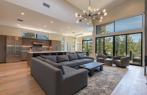 Truckee House | Larkspur Luxe - Northstar- 4 BR w Pool, Gym, Access - Walk to Village. Hot Tub!