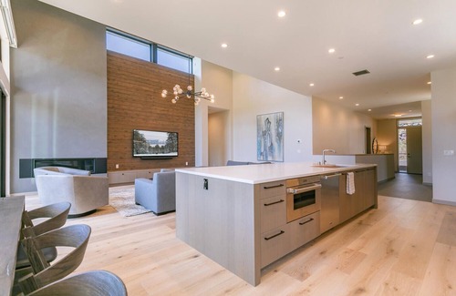 Truckee House | Larkspur Luxe - Northstar- 4 BR w Pool, Gym, Access - Walk to Village. Hot Tub!