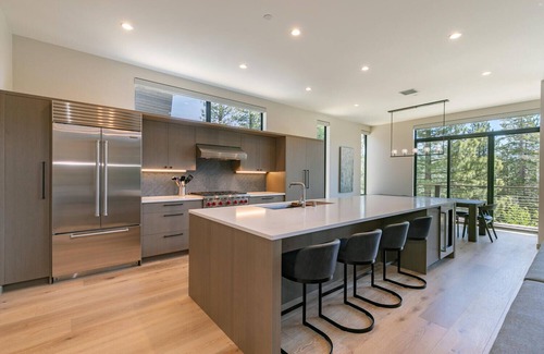 Truckee House | Larkspur Luxe - Northstar- 4 BR w Pool, Gym, Access - Walk to Village. Hot Tub!