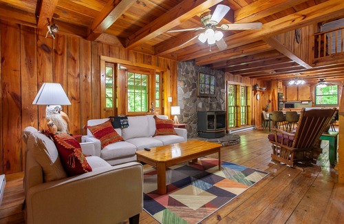 Bryson City Cabin | Larky Lodge- Creekside Cabin