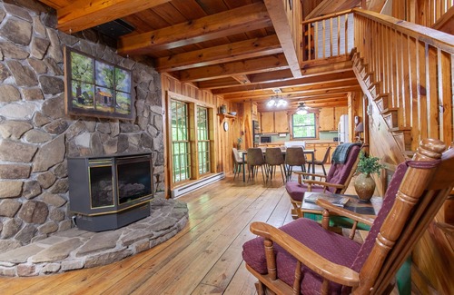 Bryson City Cabin | Larky Lodge- Creekside Cabin