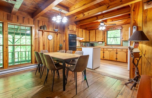 Bryson City Cabin | Larky Lodge- Creekside Cabin