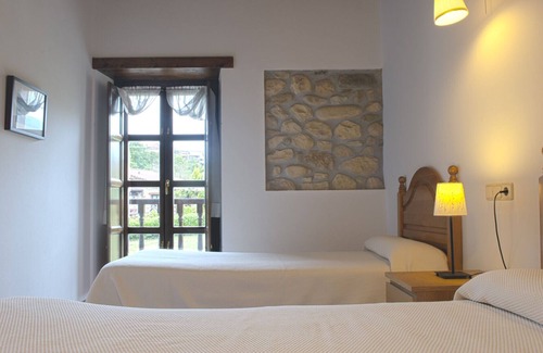 Villar de Huergo Cottage | Larrionda 1. Spacious and bright.