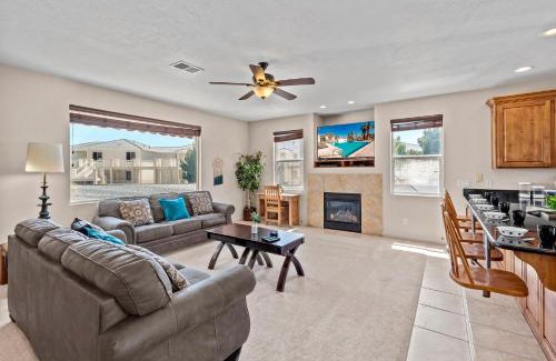 St. George House | Las Palmas 1805 Shared Pool and Hot Tub, Great Clubhouse Amenities