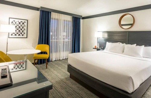 Las Vegas Hotel | Las Vegas Adventure! Spacious Unit! Short Drive to Shark Reef Aquarium