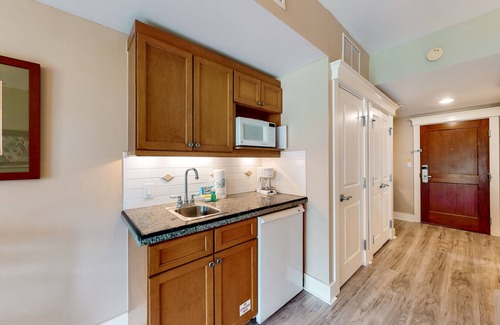 Baytowne Wharf Apartment | LaSata beauty with patio, pools, hot tubs, fitness center, AC & beach access