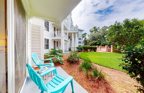 Baytowne Wharf Apartment | LaSata beauty with patio, pools, hot tubs, fitness center, AC & beach access