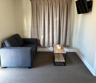 Lascelles Apartment | LASCELLES WAGON INN PET FREINDLY Entire unit 2