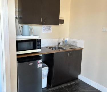 Lascelles Apartment | LASCELLES WAGON INN PET FREINDLY Entire unit 2