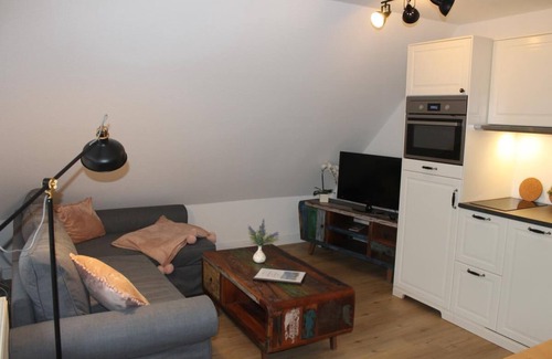 Wieck auf dem Darss Apartment | Lasse - apartment on the upper floor, thatched roof, terrace in the garden, pets allowed, WLAN, close to the forest, Baltic Sea 6km away