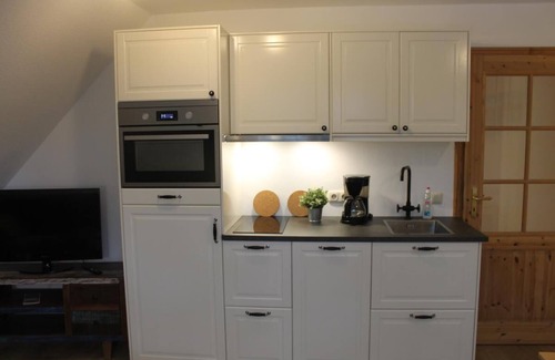 Wieck auf dem Darss Apartment | Lasse - apartment on the upper floor, thatched roof, terrace in the garden, pets allowed, WLAN, close to the forest, Baltic Sea 6km away