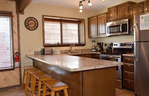 Red River Cabin | Last Chance - In Town - Pet Friendly! - Satellite - Gas Grill - Gas Fireplace -