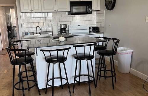 Port Clinton Condo | LAST CHANCE! Pool and hot tub open till Oct 6. Winter rentals available.