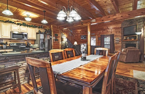 Gatlinburg Cabin | Last Min Special for August, Perfect Location, light #2 on parkway, Flat Parking