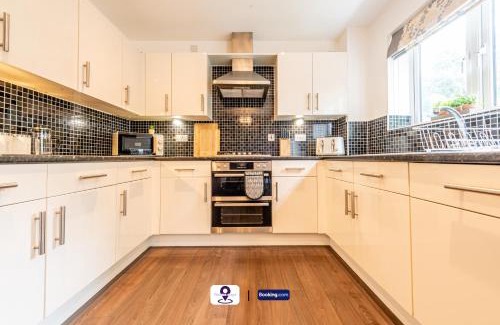 Wakefield House | Last-Minute Escapes ! Summer Days l RTM Stay l 4 -Bed House By Finesse Stays Short Lets & Serviced Accommodation Wakefield With Parking, Contractors