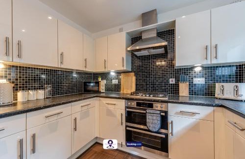 Wakefield House | Last-Minute Escapes ! Summer Days l RTM Stay l 4 -Bed House By Finesse Stays Short Lets & Serviced Accommodation Wakefield With Parking, Contractors