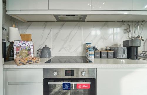 Dartmouth Park Apartment | Last-Minute Reserve l Sleeps Up to 4 Guests l Flat 1 l One-Bedroom Apartment with King Bed and High Ceilings Near Camden by Live London Short Lets & Serviced Accommodation