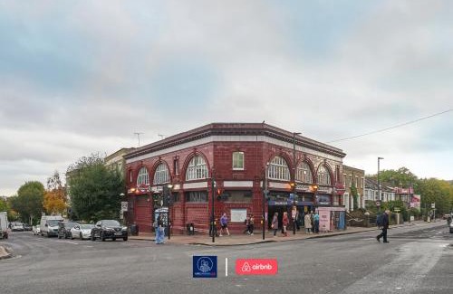 Dartmouth Park Apartment | Last-Minute Reserve l Sleeps Up to 4 Guests l Flat 1 l One-Bedroom Apartment with King Bed and High Ceilings Near Camden by Live London Short Lets & Serviced Accommodation