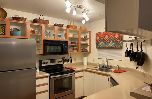 Tucson Condo | Last minute trip get 20% off !, two pools, gym & near hiking! Mountain View’s!
