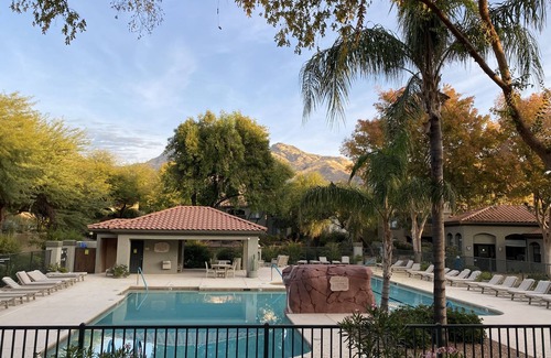 Tucson Condo | Last minute trip get 20% off !, two pools, gym & near hiking! Mountain View’s!
