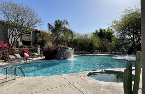 Tucson Condo | Last minute trip get 20% off !, two pools, gym & near hiking! Mountain View’s!