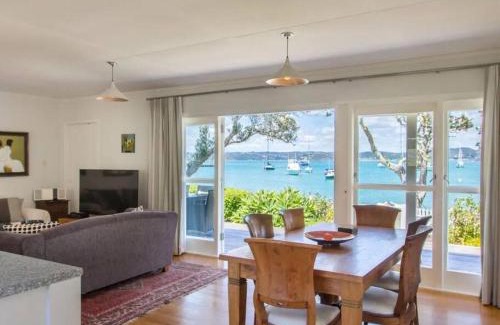 Russell House | LAST ON THE STRAND, RUSSELL - The BOATHOUSE