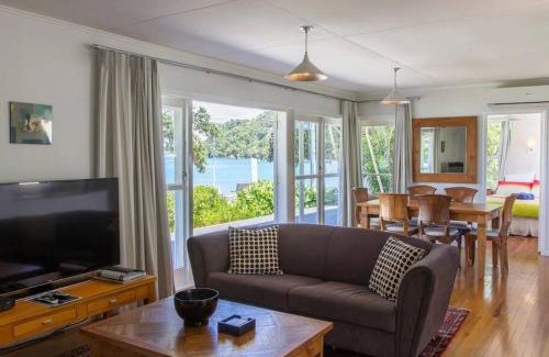 Russell House | LAST ON THE STRAND, RUSSELL - The BOATHOUSE