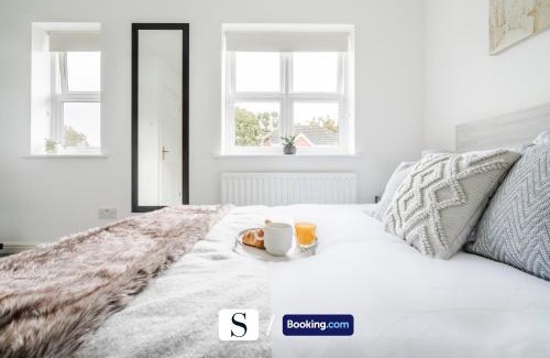 Upper Dicker Apartment | LastMinOffer 10pc Off I An Executive 2BR House with Calming Decor I Parking and Garden I Long term rates available I SILVA Short Term Lets 4 out of 5 from over 650 stays