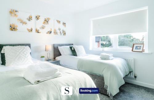 Upper Dicker Apartment | LastMinOffer 10pc Off I An Executive 2BR House with Calming Decor I Parking and Garden I Long term rates available I SILVA Short Term Lets 4 out of 5 from over 650 stays