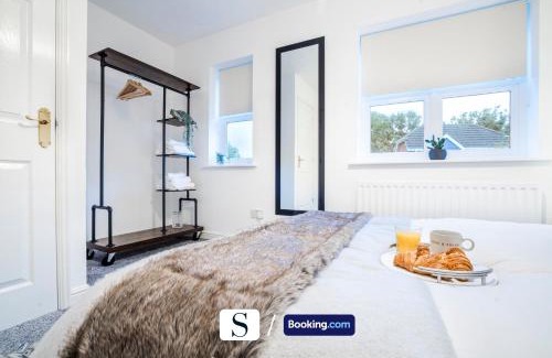 Upper Dicker Apartment | LastMinOffer 10pc Off I An Executive 2BR House with Calming Decor I Parking and Garden I Long term rates available I SILVA Short Term Lets 4 out of 5 from over 650 stays