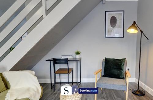Knowle Sands Apartment | LastMinOffer 10pc Off I A Lovely Executive Home for Families or Contractors I A Lovely Garden and Parking Space I Wifi I Early check-in or Long Term Rates Available I SILVA Short Term Lets 4 out of 5 from over 650 stays