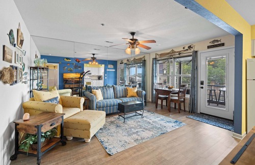 Lakeland Condo | LaTiBe Retreat – Lakefront Condo for 4 w/Balcony & Pool Access