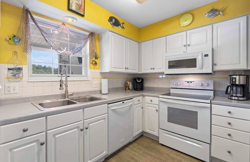 Lakeland Condo | LaTiBe Retreat – Lakefront Condo for 4 w/Balcony & Pool Access