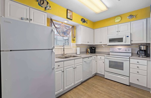 Lakeland Condo | LaTiBe Retreat – Lakefront Condo for 4 w/Balcony & Pool Access
