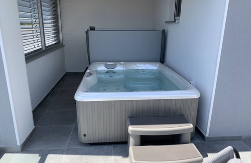 Turanj Apartment | Laudato ⭐️⭐️⭐️⭐️ XXL Deluxe Apartment with free Jacuzzi, Bikes & Covered Parking
