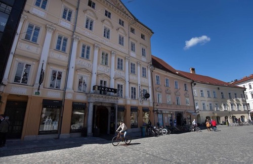 Ljubljana Old Town Apartment | Laura Tour As/Charming 1BR, AC, quiet apartment by Town Hall