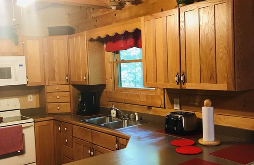 Gatlinburg - Pigeon Forge Cabin | Laura’s Hideaway is a Smoky Mt Gem - secluded yet close to all the action!