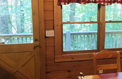 Gatlinburg - Pigeon Forge Cabin | Laura’s Hideaway is a Smoky Mt Gem - secluded yet close to all the action!