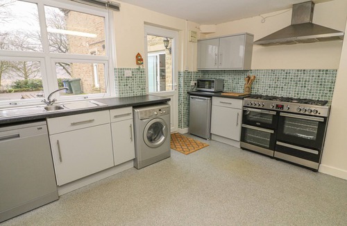 Embsay Cottage | LAUREL BANK COTTAGE, pet friendly, with a garden in Embsay
