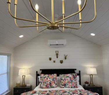 Fredericksburg House | Laurel Court Cottages- A Pickleball Getaway