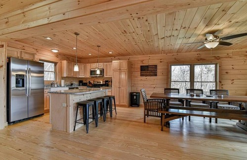 Black Mountain House | Laurel Creek Falls: Brand New Large Log Home! 7