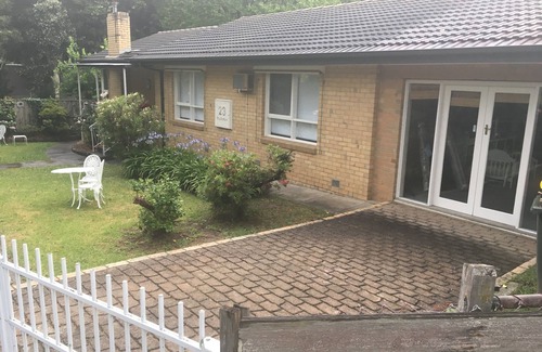 Blackburn House | Laurel House, peaceful suburban retreat in the heart of leafy Blackburn.