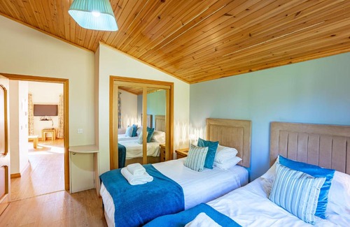 Newton Stewart Ski Chalet | Laurel Lodge 6 with Hot Tub