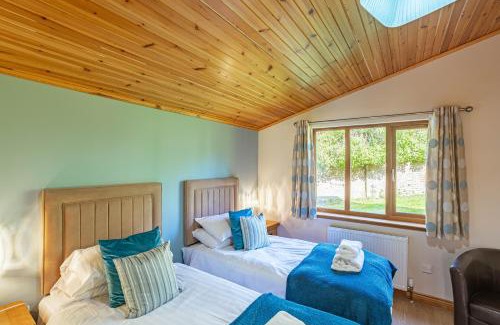 Newton Stewart Ski Chalet | Laurel Lodge 6 with Hot Tub