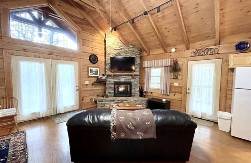 Tellico Plains Cabin | Laurel Wood - Hot Tub, King Bed, Dog Friendly! by RedAwning
