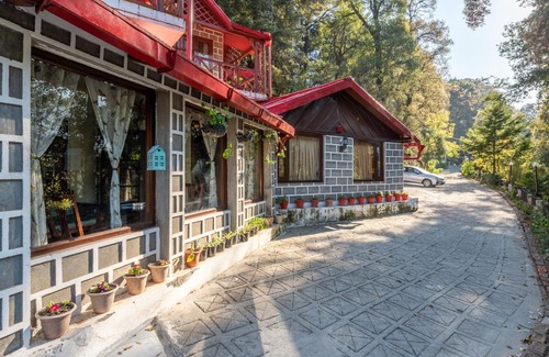 Nainital House | Lavender, Boutique family room near Naini Lake by Roamhome